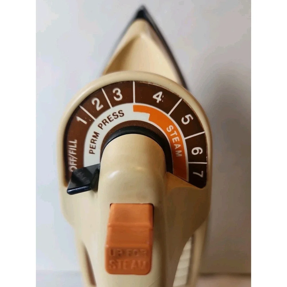 Vintage 1980s Black & Decker Light 'n Easy Steam-Dry Iron 8ft. Cord Works! EUC